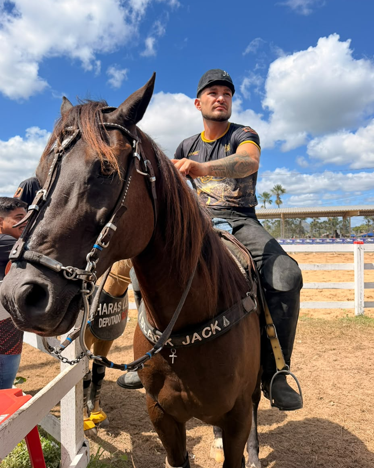 Mc Gui Vaqueiro comemorando conquista