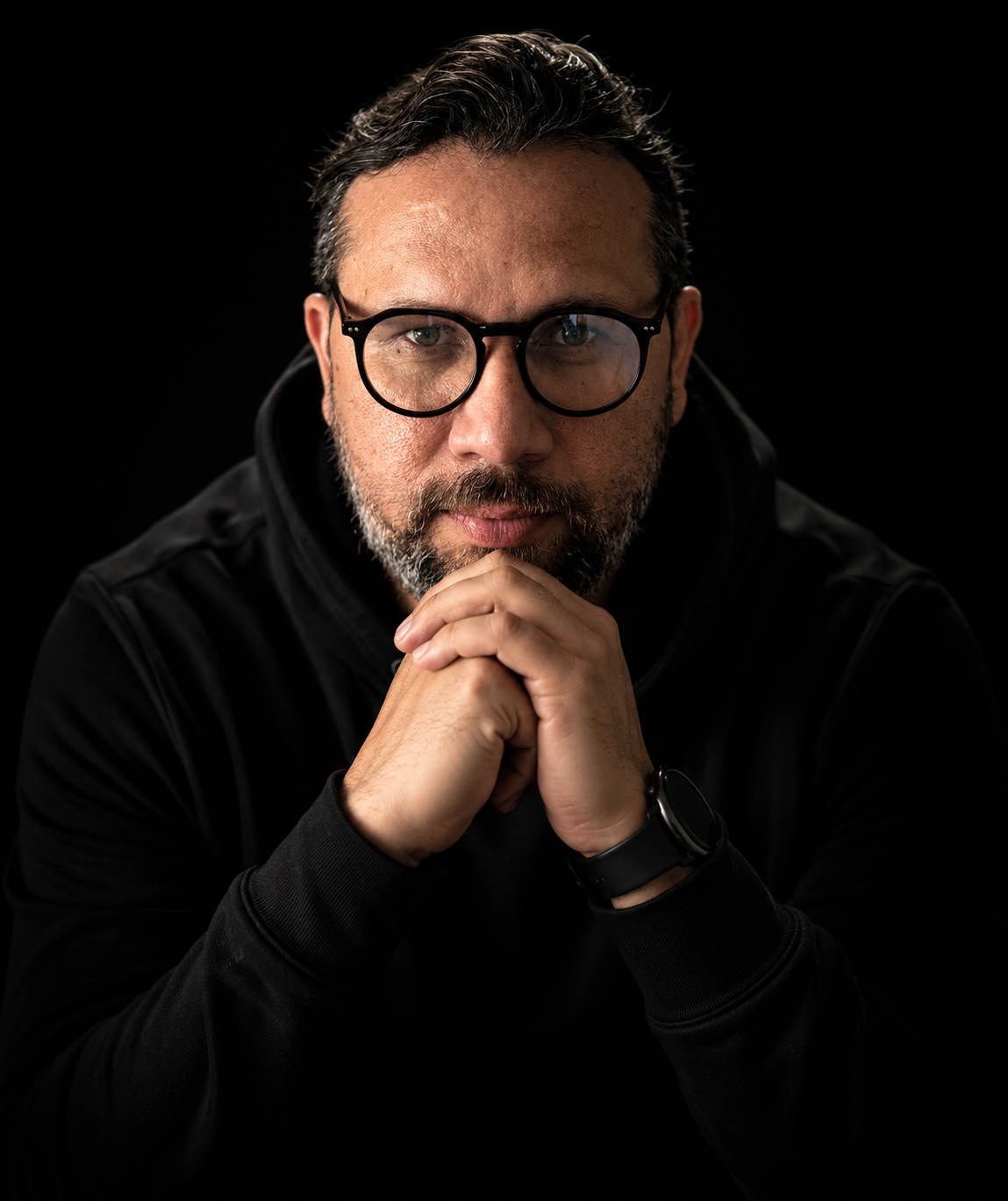 Profissional trabalhando em estratégias de marketing digital