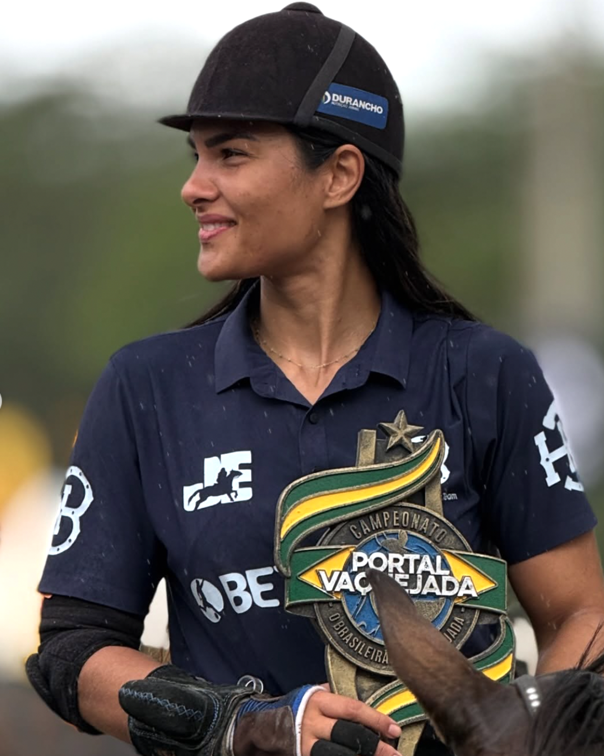 Jennifer Vaqueira comemorando conquista